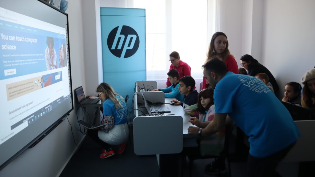 Asociația CONIL și HP Romania colaborează în cadrul proiectului TechTeogether | PR de la A la Z