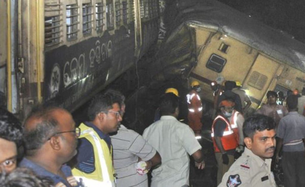 "Șocant! Dezvăluiri despre tragedia feroviară cu 10 morți și 25 de răniți în India! Cine este de vină pentru coliziunea devastatoare?"