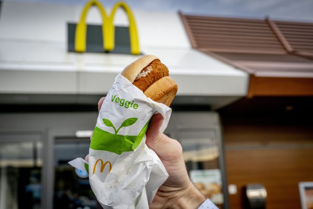 "Ce ascund angajații McDonald's în burgerul tău? Codul secret dezvăluit!"