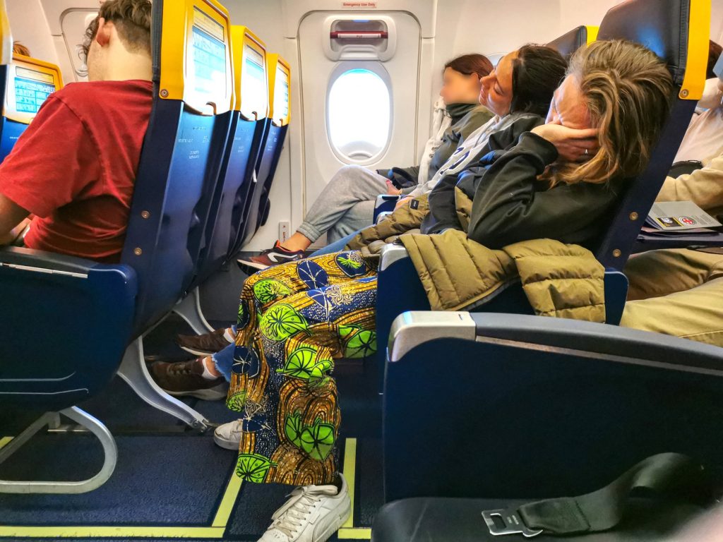 "Descoperă secretul scaunelor din avion pentru o odihnă perfectă în clasa economică!"