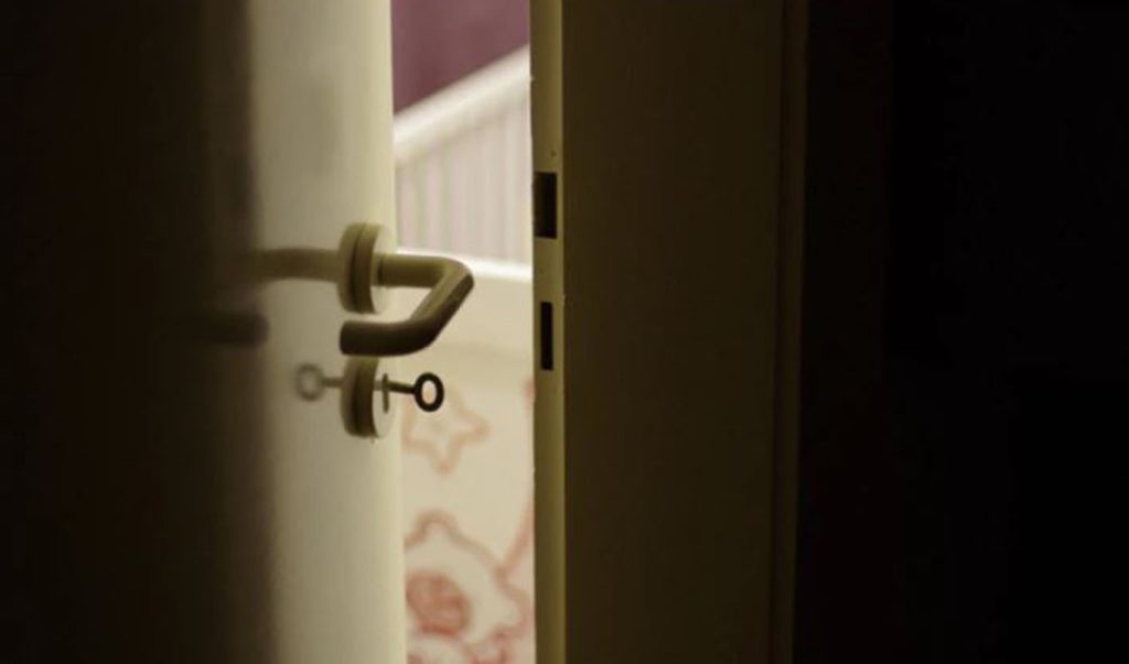"Descoperire Șocantă: De ce trebuie să închizi ușa camerei copilului în fiecare noapte?"