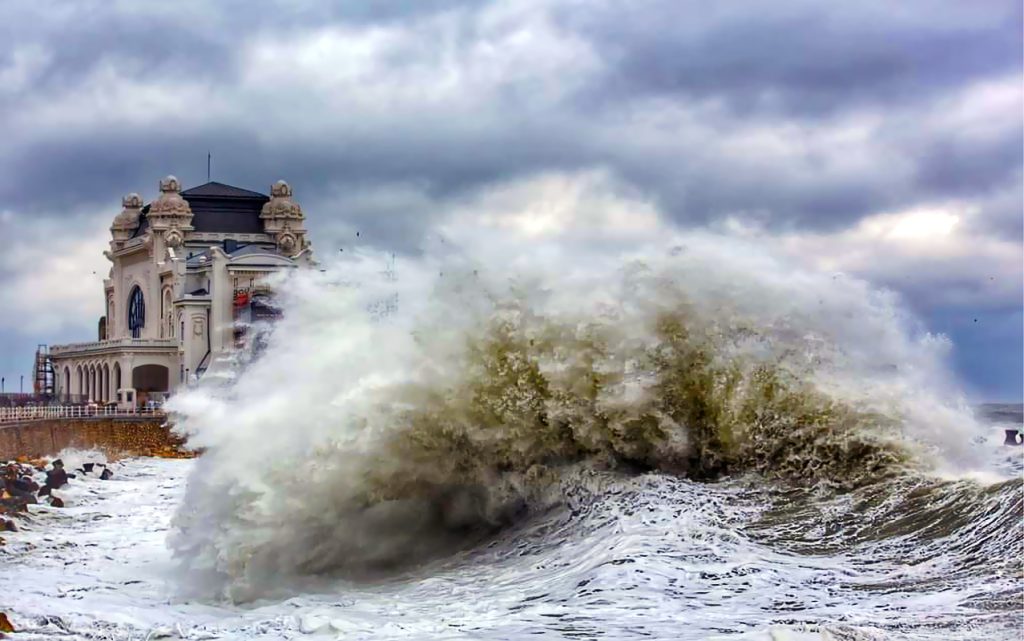 Imagini uimitoare după ciclonul devastator! Valurile au atins 8 metri în Constanța! FOTO