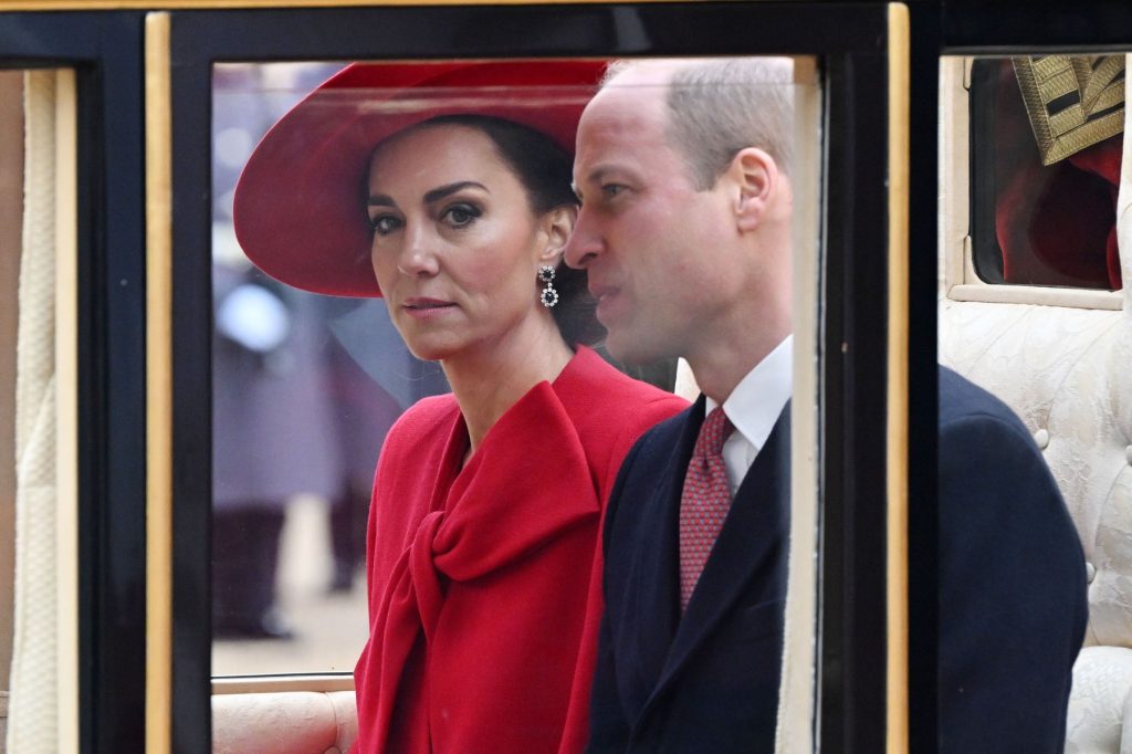 "Kate Middleton, apariţie şocantă! Rochia incredibil de scurtă care a şocat fanii"