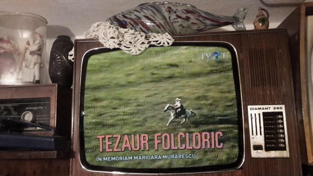 "Uimire! Descoperă povestea secretă a femeii de pe cal din "Tezaur Folcloric". Reacțiile sunt incredibile!"