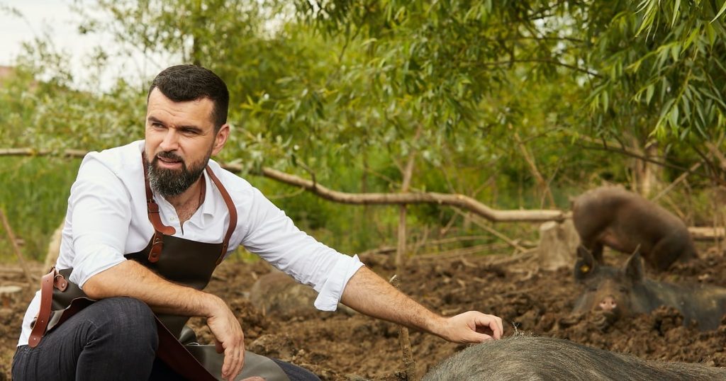"Vlad Miriță, tenorul-fermier care înnebunește România cu slăninuța de porc! Descoperă secretul său unic pentru Sărbători!"