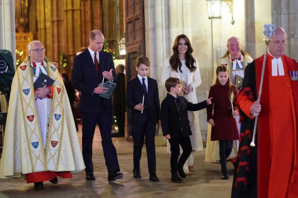 Ce cadouri incredibile cumpără Kate Middleton şi Prinţul William pentru copiii lor de Crăciun. Vezi cum îi ţin cu picioarele pe pământ, nu îi răsfaţă!