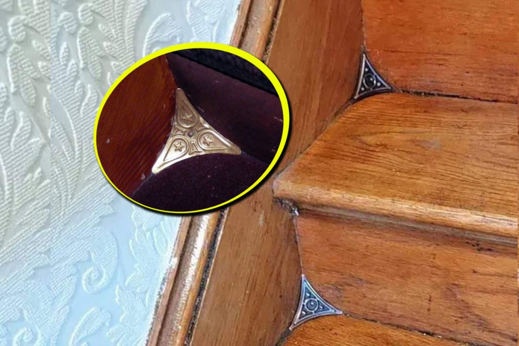 „Descoperire incredibilă: Triunghiurile metalice de la trepte au un scop ascuns în casele vechi!”