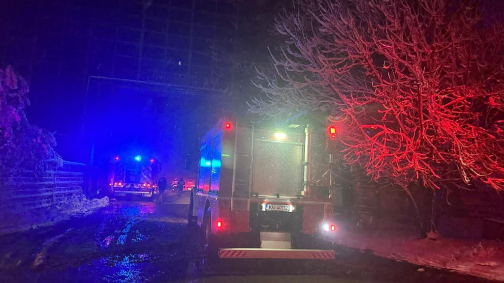 "Explozie devastatoare în București! Pompierii sosesc în forță cu 13 autospeciale la o hală industrială"