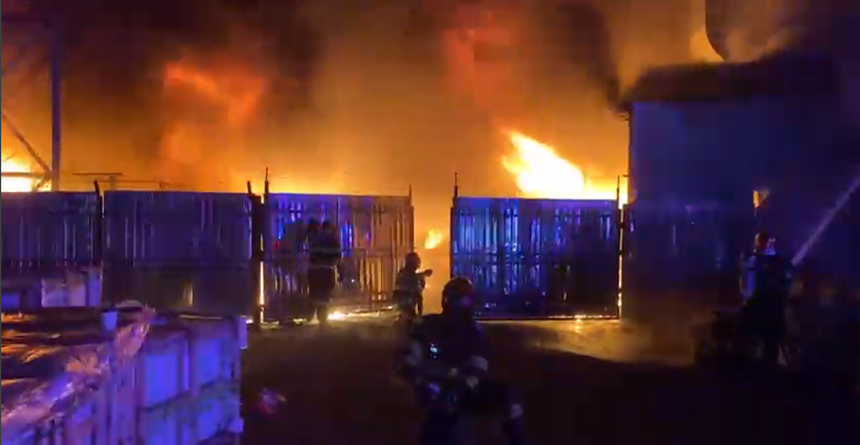 "Explozie și haos în curtea unui mall din Cluj-Napoca! Vezi cum pompierii salvează clienții în ultimul moment!"