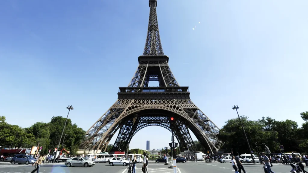 "Șocant! Un turist nevinovat, ucis în apropierea Turnului Eiffel într-un nou atac terorist!"