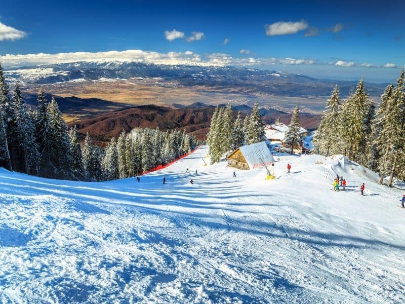 „Știre de ultimă oră: Prețurile pârtiilor de schi în decembrie 2023 au explodat! Românii sunt șocați de creșterea uriașă față de anul trecut!”