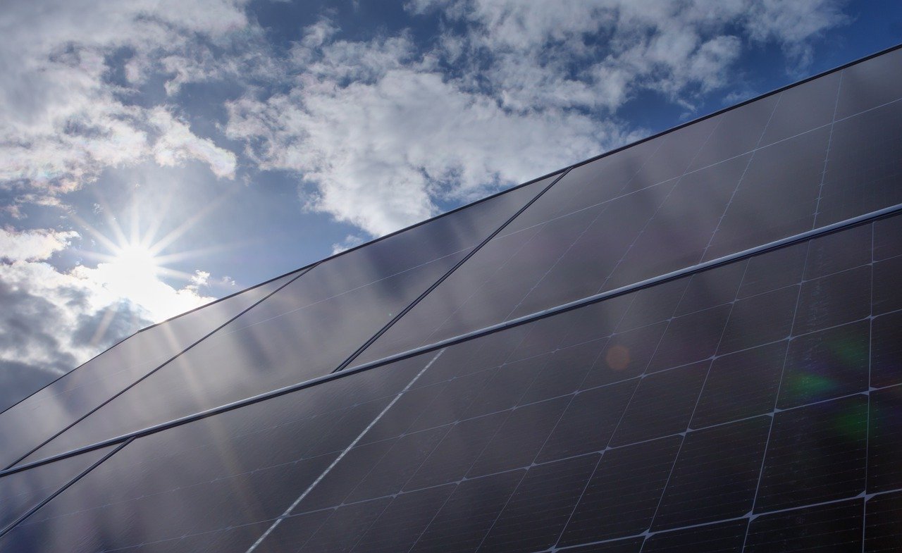 Maximizand Eficienta Energetica: Implementarea Sistemelor Invertor-Fotovoltaice si a Panourilor Fotovoltaice